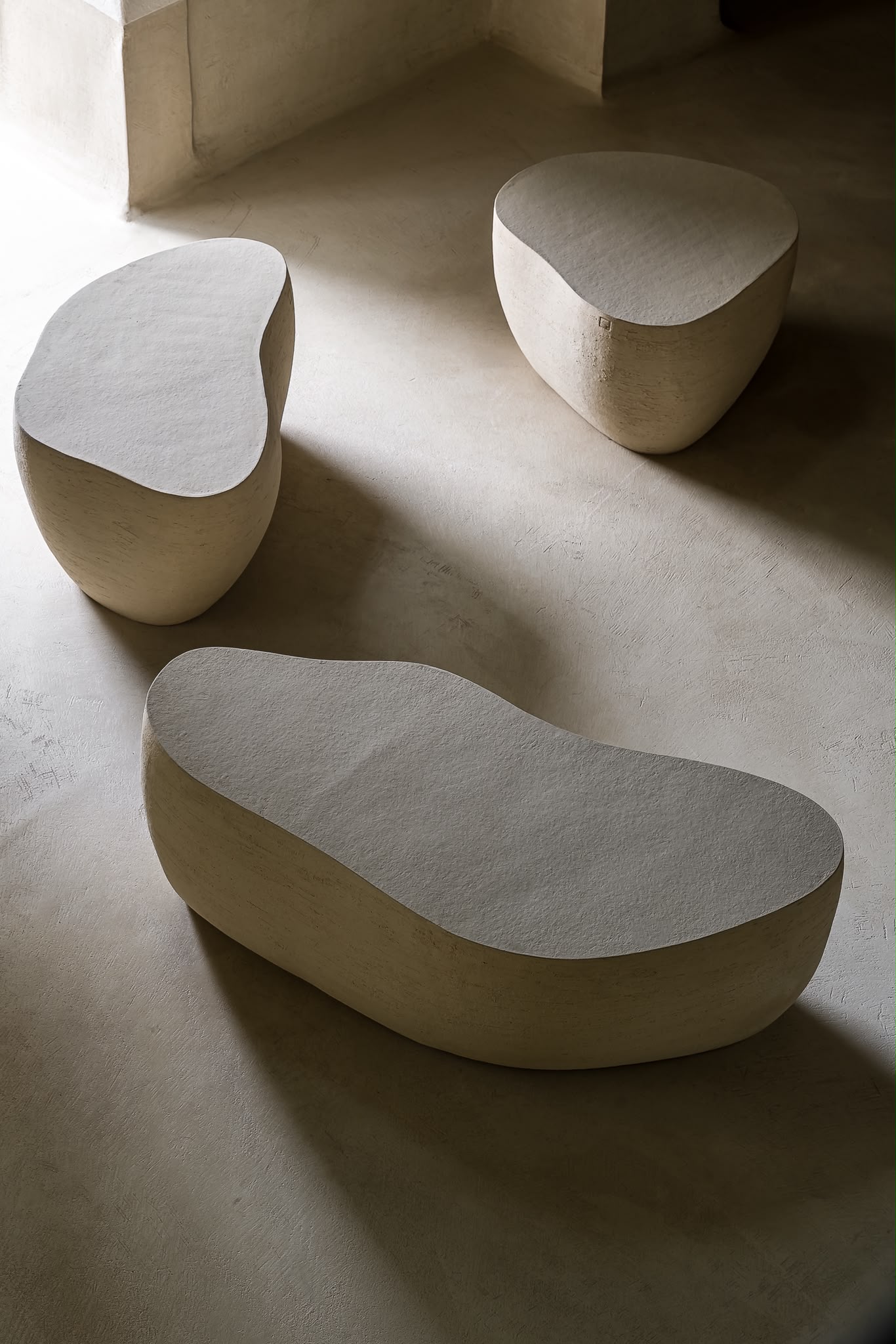Helle skulpturale Formen in einem ruhigen Interieur